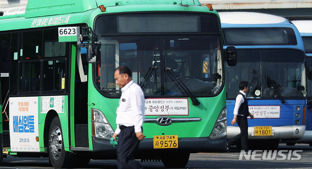【서울=뉴시스】홍효식 기자 = 주52시간제 도입과 관련해 서울시 버스노조의 파업을 하루 앞둔 14일 오전 서울 양천구 양천공영차고지에서 버스들이 주차돼 있다. 2019.05.14. yesphoto@newsis.com