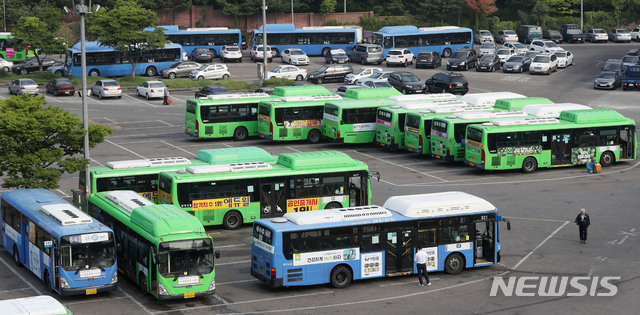 【서울=뉴시스】홍효식 기자 = 주52시간제 도입과 관련해 서울시 버스노조의 파업을 하루 앞둔 14일 오전 서울 양천구 양천공영차고지에서 버스들이 주차돼있다. 2019.05.14. yesphoto@newsis.com