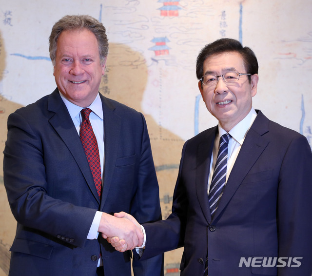 【서울=뉴시스】박주성 기자 = 박원순 서울시장이 14일 오전 서울시청 시장실에서 유엔 산하기관인 세계식량계획(WFP)의 데이빗 비즐리 사무총장과 면담 전 인사를 나누고 있다. 2019.05.14.&nbsp; park7691@newsis.com