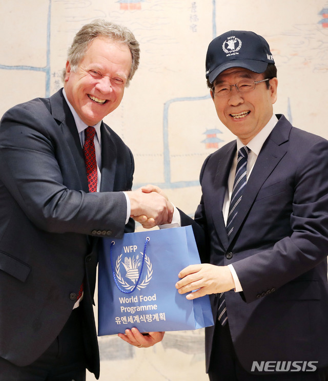 【서울=뉴시스】박주성 기자 = 박원순 서울시장이 14일 오전 서울시청 시장실에서 유엔 산하기관인 세계식량계획(WFP)의 데이빗 비즐리 사무총장과 면담 전 기념 모자를 받고 있다. 2019.05.14. park7691@newsis.com