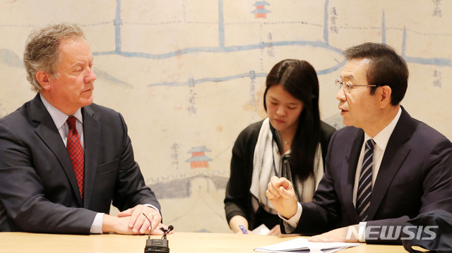 【서울=뉴시스】박주성 기자 = 박원순 서울시장이 14일 오전 서울시청 시장실에서 유엔 산하기관인 세계식량계획(WFP)의 데이빗 비즐리 사무총장과 면담을 하고 있다. 2019.05.14.&nbsp; park7691@newsis.com