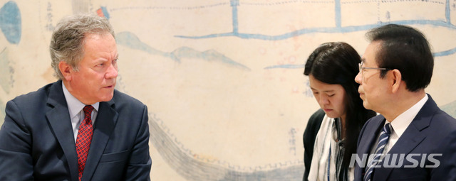 【서울=뉴시스】박주성 기자 = 박원순 서울시장이 14일 오전 서울시청 시장실에서 유엔 산하기관인 세계식량계획(WFP)의 데이빗 비즐리 사무총장과 면담을 하고 있다. 2019.05.14. park7691@newsis.com