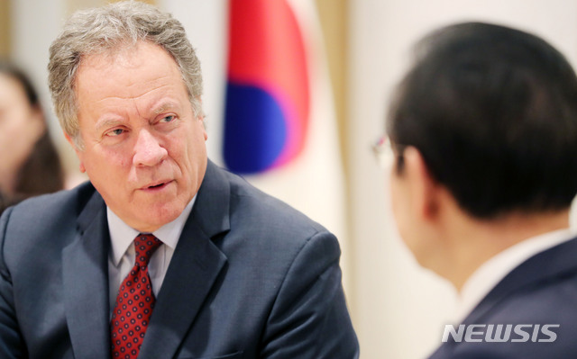 【서울=뉴시스】박주성 기자 = 유엔 산하기관인 세계식량계획(WFP)의 데이빗 비즐리 사무총장이 14일 오전 서울시청 시장실에서 박원순 서울시장과 면담을 하고 있다. 2019.05.14. park7691@newsis.com