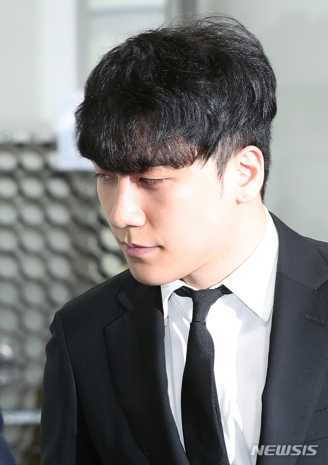 【서울=뉴시스】김병문 기자 = 지난달 14일 가수 승리가 서울 서초구 서울중앙지방법원에 들어서고 있다. 2019.05.14. dadazon@newsis.com