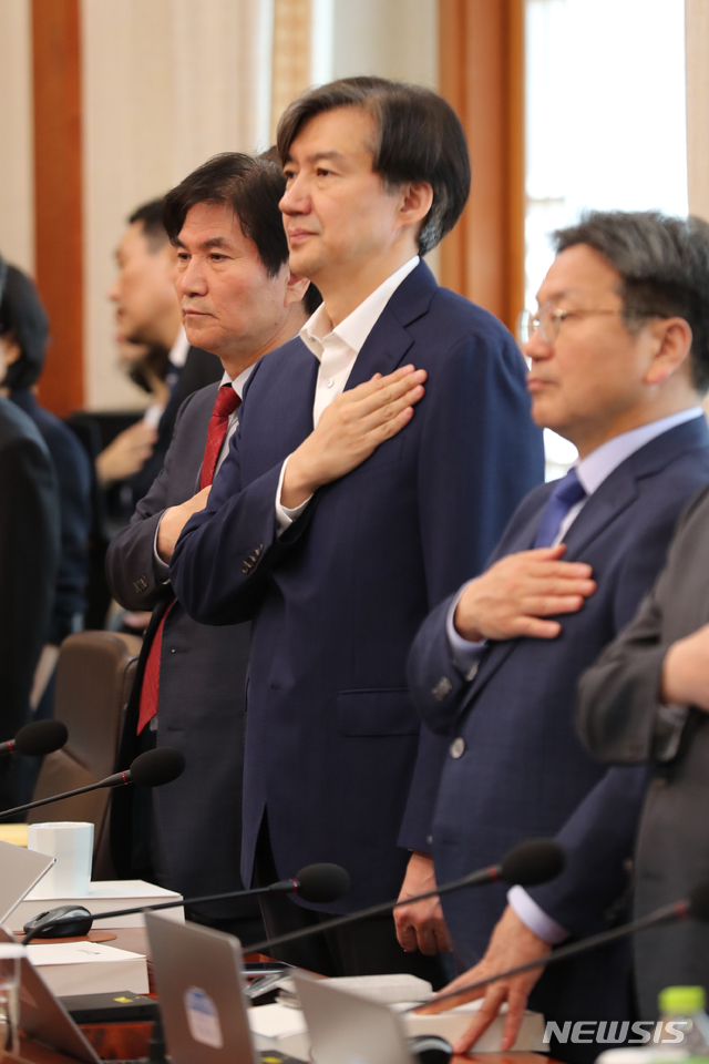 【서울=뉴시스】박진희 기자 = 조국 민정수석이 14일 청와대 본관에서 열린 국무회의에서 국기에 경례하고 있다. 2019.05.14. pak7130@newsis.com