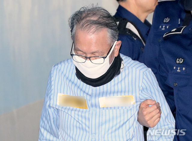 【서울=뉴시스】김병문 기자 = 세월호 보고 조작 혐의를 받고 있는 김기춘 전 대통령 비서실장이 지난 5월 14일 오전 서울 서초구 서울중앙지방법원에서 열린 14차 공판에 출석하기 위해 호송차에서 내려 법정으로 들어가고 있다. 2019.05.14. dadazon@newsis.com