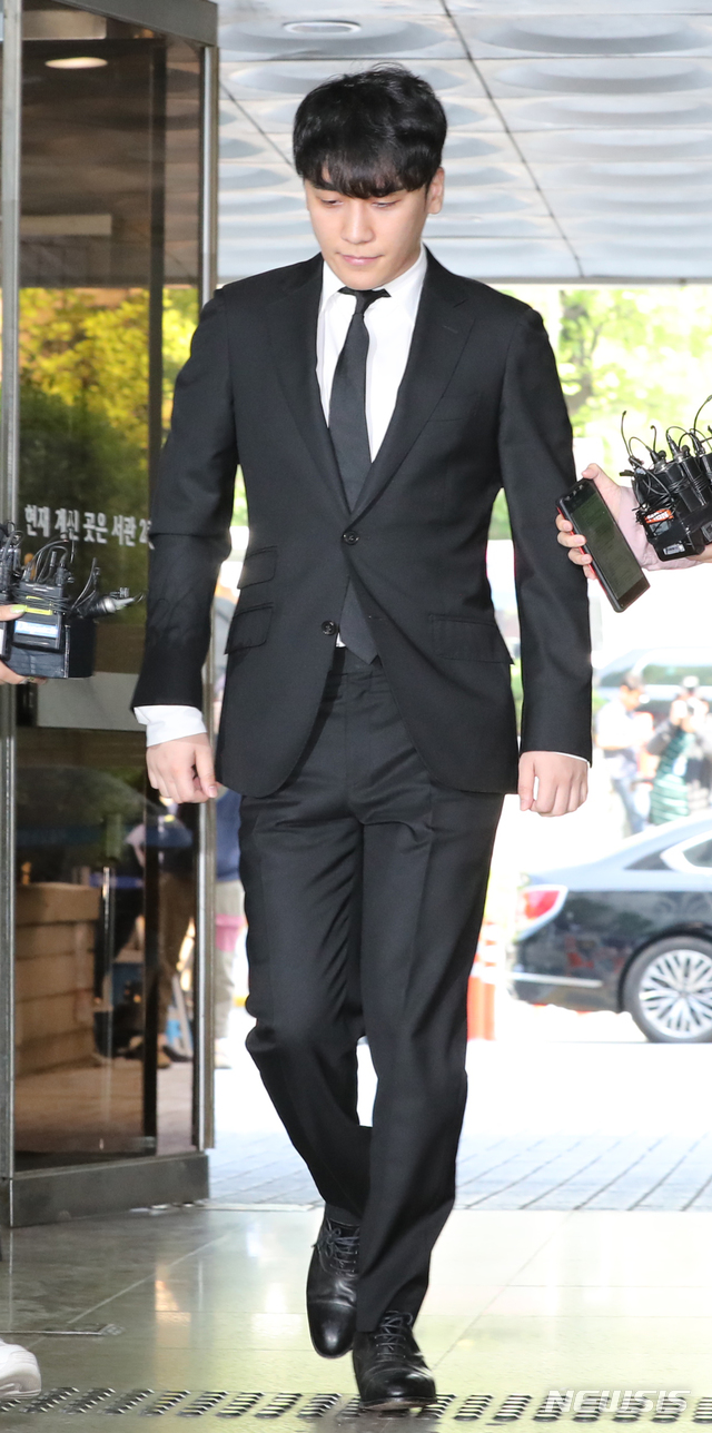 【서울=뉴시스】 전진환 기자 = 가수 승리(29·본명 이승현)가 지난달 14일 오전 서울 서초구 서울중앙지법에 들어서고 있다.2019.05.14. amin2@newsis.com