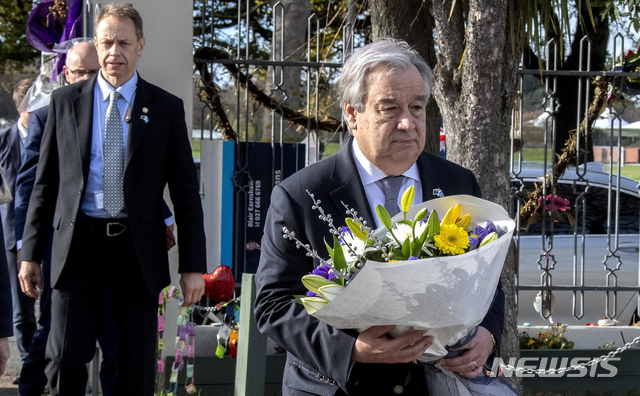 【크라이스트처치 (뉴질랜드) = AP/뉴시스】 뉴질랜드의 회교사원 테러현장에서 지난 5월 14일 헌화하는 안토니우 구테흐스 유엔사무총장. 2019.8.24