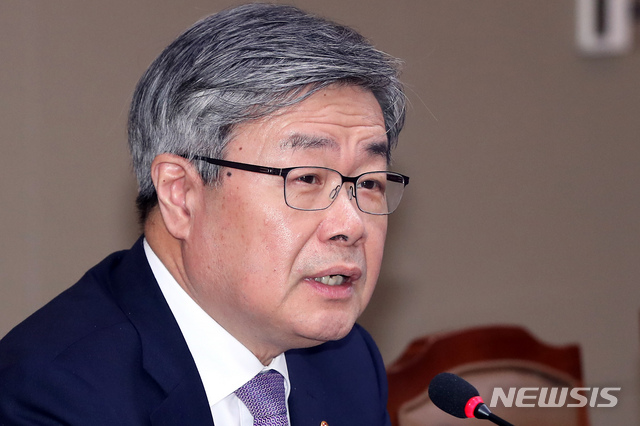 【서울=뉴시스】이윤청 기자 = 이재갑 고용노동부 장관이 14일 서울 중구 지방고용노동청에서 열린 노선버스 임단협 교섭 관련 긴급 회의에서 모두발언하고 있다. 2019.05.14.&nbsp; radiohead@newsis.com