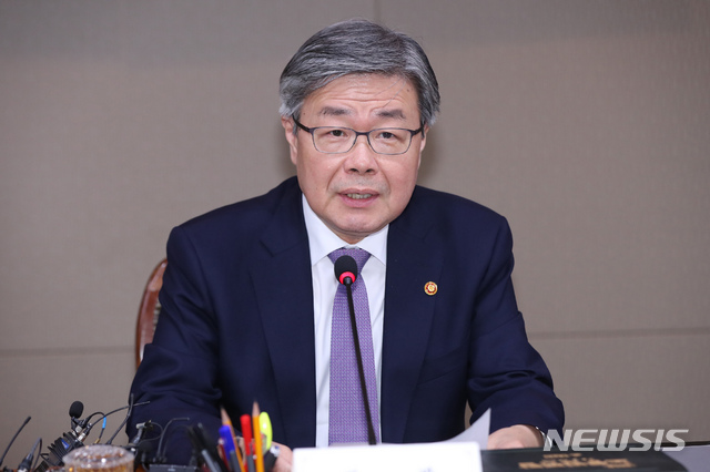 【서울=뉴시스】이윤청 기자 = 이재갑 고용노동부 장관이 14일 서울 중구 지방고용노동청에서 열린 노선버스 임단협 교섭 관련 긴급 회의에서 모두발언하고 있다. 2019.05.14.&nbsp; radiohead@newsis.com