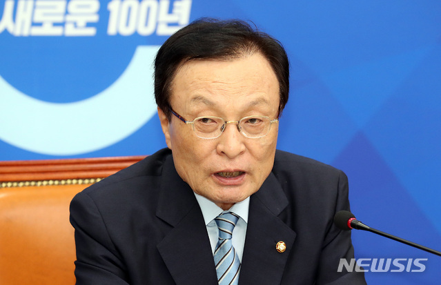 【서울=뉴시스】이종철 기자&nbsp; =&nbsp; 14일 오후 민주당 이해찬 대표가 서울 여의도 국회에서 정례 기자간담회를 갖고 공천등 제반 문제에 대해 설명하고있다. 2019.05.14. jc4321@newsis.com