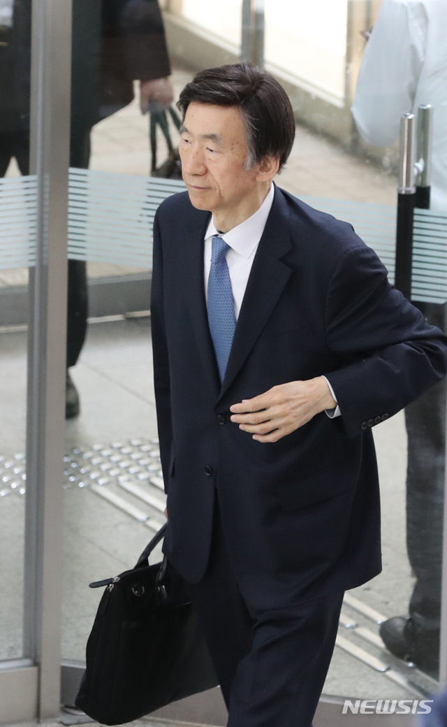 【서울=뉴시스】 전진환 기자 = 윤병세 전 외교부장관이 14일 오후 서울 서초구 서울중앙지법에서 열린 직권남용권리행사방해 등 혐의로 기소된 임종헌 전 법원행정처 차장에 대한 공판에 증인으로 출석하고 있다 2019.05.14. amin2@newsis.com