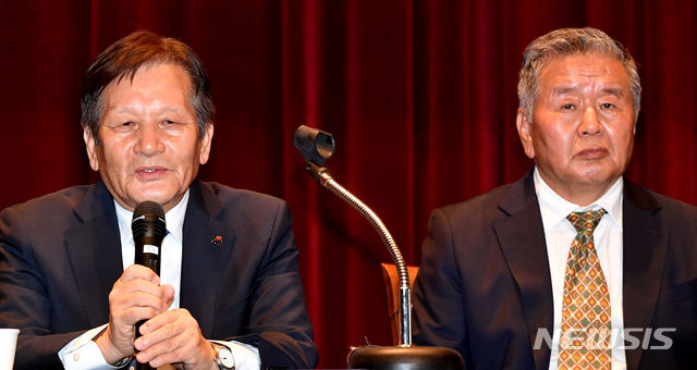 【광주=뉴시스】신대희 기자 = 5·18민주화운동 당시 미군 501정보여단 정보요원과 505보안부대 수사관으로 활동했던 김용장·허장환씨가 14일 오후 광주 서구 5·18 기념재단 대동홀에서 계엄군의 만행을 증언하고 있다. 2019.05.14.  sdhdream@newsis.com 