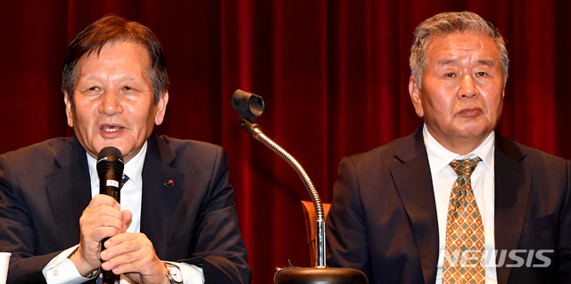 【광주=뉴시스】신대희 기자 = 5·18민주화운동 당시 미군 501정보여단 정보요원과 505보안부대 수사관으로 활동했던 김용장·허장환씨가 14일 오후 광주 서구 5·18 기념재단 대동홀에서 계엄군의 만행을 증언하고 있다. 2019.05.14.  sdhdream@newsis.com 