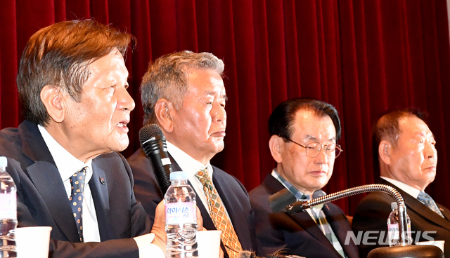 【광주=뉴시스】신대희 기자 = 5·18민주화운동 당시 미군 501정보여단 정보요원과 505보안부대 수사관으로 활동했던 김용장·허장환씨가 14일 오후 광주 서구 5·18 기념재단 대동홀에서 계엄군의 만행을 증언하고 있다. 2019.05.14. sdhdream@newsis.com