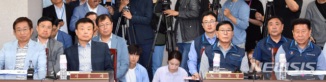 【서울=뉴시스】추상철 기자 = 서울시버스사업조합과 서울시버스노동조합의 2차 노동쟁의조정 회의가 열린 14일 오후 서울 영등포구 서울지방노동위원회에서 피정권(왼쪽 두번째부터) 서울버스운송사업조합 이사장과 서정수 서울시버스노동조합 위원장이 참석해 있다. 2019.05.14.&nbsp; photo@newsis.com