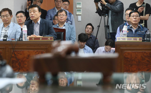 【서울=뉴시스】추상철 기자 = 서울시버스사업조합과 서울시버스노동조합의 2차 노동쟁의조정 회의가 열린 14일 오후 서울 영등포구 서울지방노동위원회에서 피정권(왼쪽) 서울버스운송사업조합 이사장과 서정수 서울시버스노동조합 위원장이 참석해 있다. 2019.05.14.&nbsp; photo@newsis.com