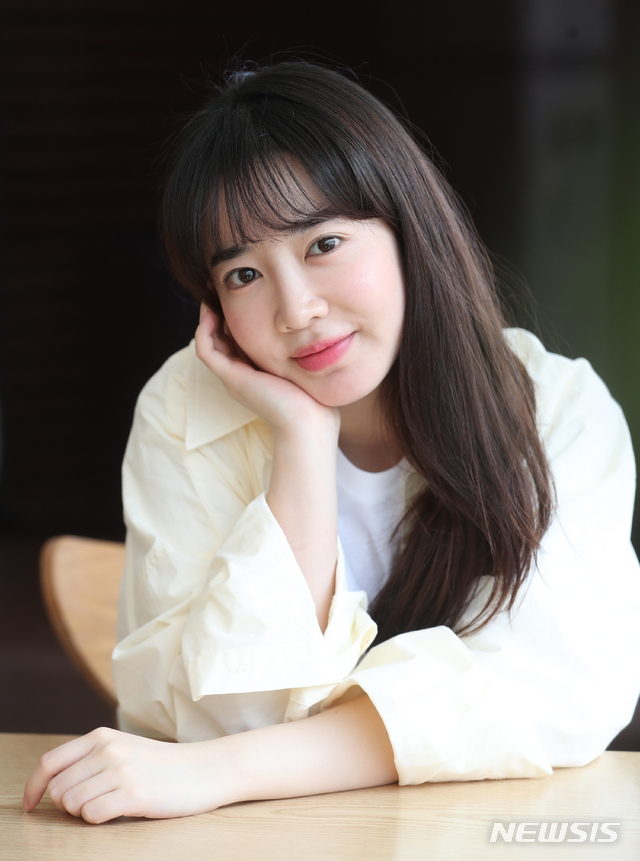 【서울=뉴시스】조수정 기자 = 걸그룹 블레이디 출신 배우 박기루가 7일 오후 서울 동숭동 카페 슬로스텝에서 뉴시스와 인터뷰에 앞서 포즈를 취하고 있다. 박기루는 대학로 두레홀에서 공연하는 연극 '보잉보잉'에 출연중이다. 2019.05.15. chocrystal@newsis.com