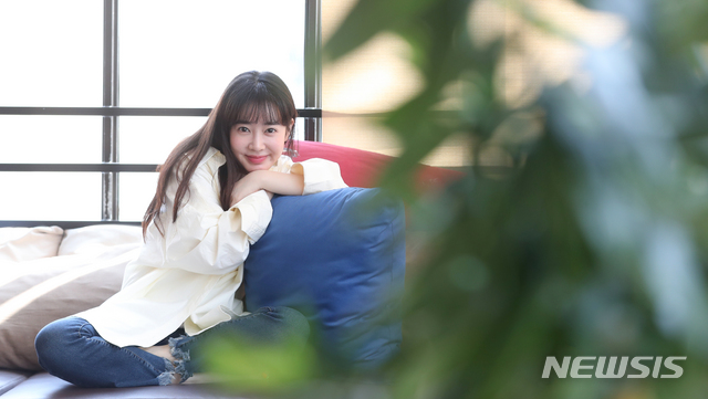 【서울=뉴시스】조수정 기자 = 걸그룹 블레이디 출신 배우 박기루가 7일 오후 서울 동숭동 카페 슬로스텝에서 뉴시스와 인터뷰에 앞서 포즈를 취하고 있다. 박기루는 대학로 두레홀에서 공연하는 연극 '보잉보잉'에 출연중이다. 2019.05.15. chocrystal@newsis.com