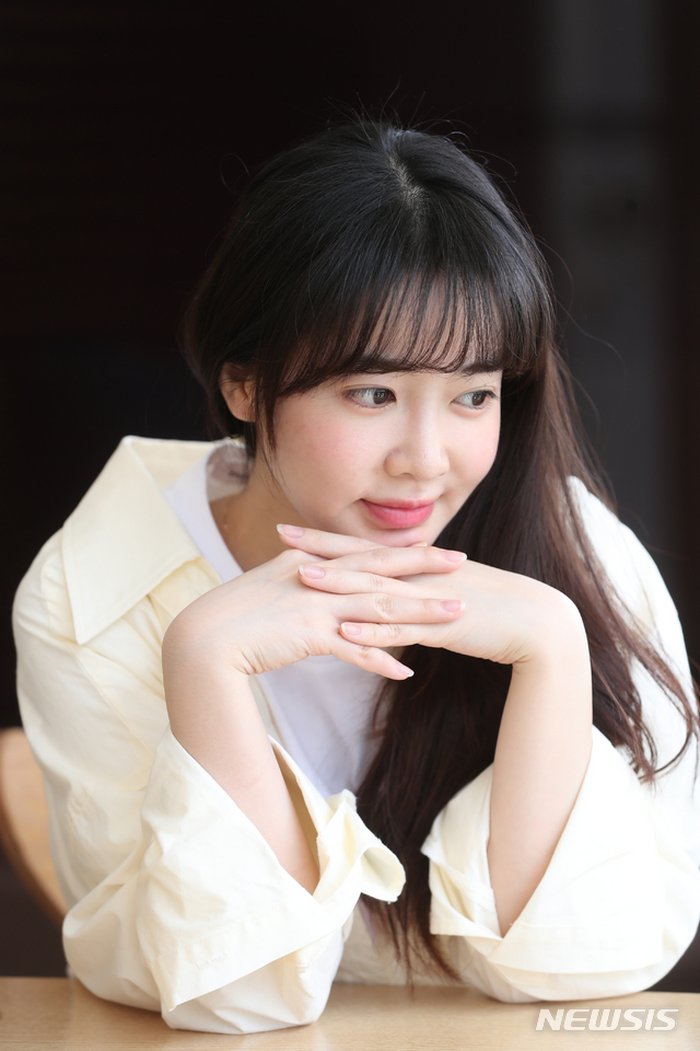 【서울=뉴시스】조수정 기자 = 걸그룹 블레이디 출신 배우 박기루가 7일 오후 서울 동숭동 카페 슬로스텝에서 뉴시스와 인터뷰에 앞서 포즈를 취하고 있다. 박기루는 대학로 두레홀에서 공연하는 연극 '보잉보잉'에 출연중이다. 2019.05.15. chocrystal@newsis.com