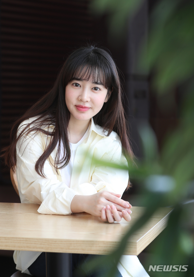 【서울=뉴시스】조수정 기자 = 걸그룹 블레이디 출신 배우 박기루가 7일 오후 서울 동숭동 카페 슬로스텝에서 뉴시스와 인터뷰에 앞서 포즈를 취하고 있다. 박기루는 대학로 두레홀에서 공연하는 연극 '보잉보잉'에 출연중이다. 2019.05.15. chocrystal@newsis.com