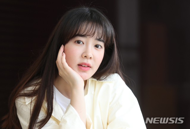 【서울=뉴시스】조수정 기자 = 걸그룹 블레이디 출신 배우 박기루가 7일 오후 서울 동숭동 카페 슬로스텝에서 뉴시스와 인터뷰에 앞서 포즈를 취하고 있다. 박기루는 대학로 두레홀에서 공연하는 연극 '보잉보잉'에 출연중이다. 2019.05.15. chocrystal@newsis.com