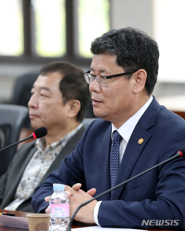 【서울=뉴시스】김선웅 기자 = 14일 서울 종로구 남북회담본부에서 열린 대북 식량지원 관련 각계각층 의견 수렴 간담회에서 김연철 통일부 장관이 발언을 하고 있다. 2019.05.14. mangusta@newsis.com