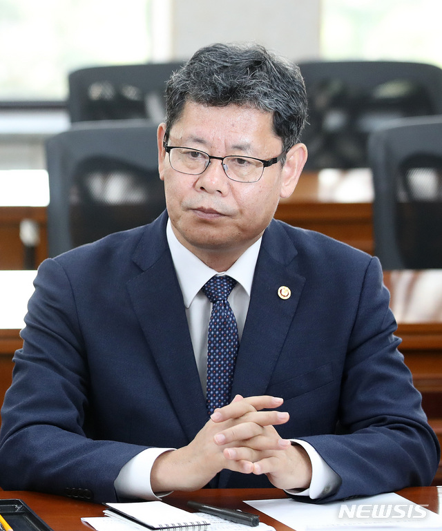 【서울=뉴시스】김선웅 기자 = 지난 14일 서울 종로구 남북회담본부에서 열린 대북 식량지원 관련 각계각층 의견 수렴 간담회에서 김연철 통일부 장관이 참석자들의 발언을 경청하고 있다. 2019.05.14. mangusta@newsis.com