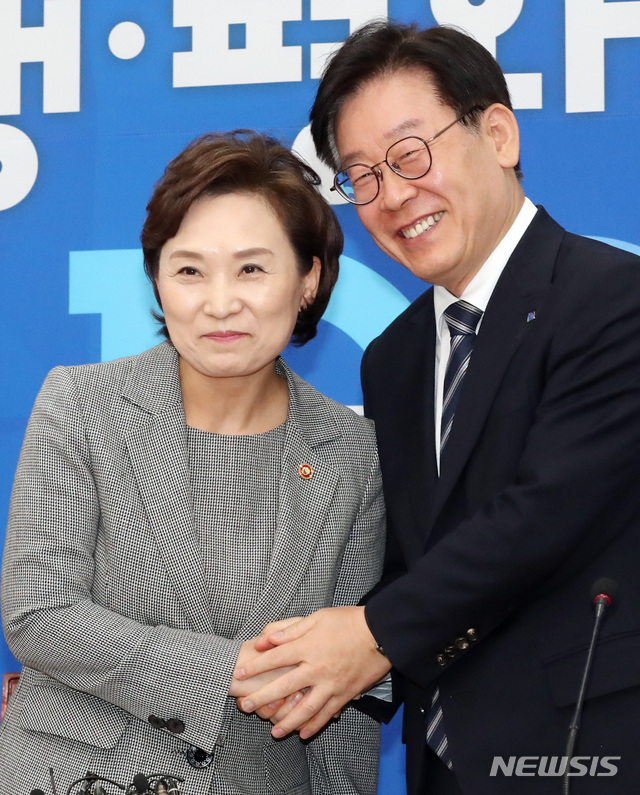 【서울=뉴시스】 박영태 기자 = 이재명 경기도지사와 김현미 국토교통부 장관이 14일 오후 서울 여의도 국회 더불어민주당 당 대표실에서 이해찬 대표와 버스관련 협의를 한 후 가진 브리핑에서 악수를 하고 있다. 2019.05.14.since1999@newsis.com