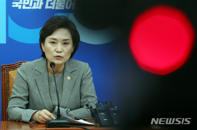 【서울=뉴시스】 박영태 기자 = 김현미 국토교통부 장관이 14일 오후 서울 여의도 국회 더불어민주당 당 대표실에서 이해찬 대표, 이재명 경기도지사와 버스관련 협의를 한 후 브리핑을 하고 있다. 2019.05.14.since1999@newsis.com?