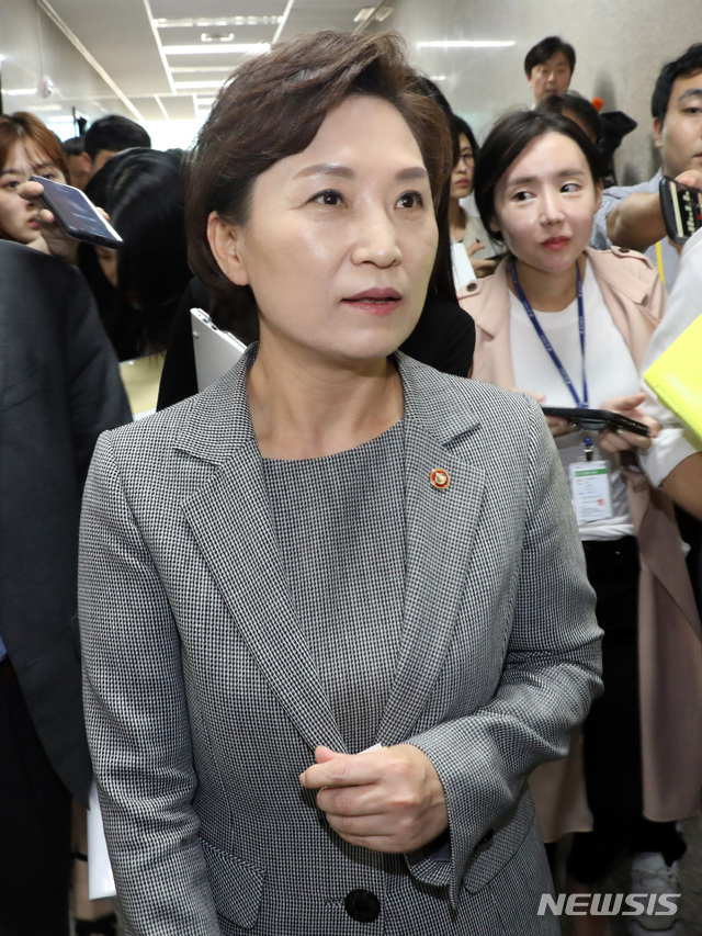 【서울=뉴시스】 박영태 기자 = 김현미 국토교통부 장관이 14일 오후 서울 여의도 국회 더불어민주당 당 대표실에서 이해찬 대표, 이재명 경기도지사와 버스관련 협의를 한 후 대표실을 나오며 취재진의 질문에 대답하고 있다. 2019.05.14.since1999@newsis.com?