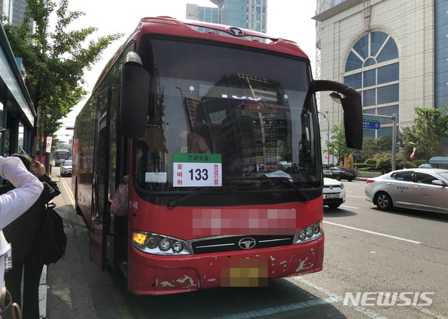 【울산=뉴시스】안정섭 기자 = 15일 오전 울산 시내버스 운행이 중단된 가운데 울산 남구 삼산동의 한 버스정류장에 대체 투입된 전세버스가 정차해 있다. 2019.05.15. (사진=독자 제공)photo@newsis.com