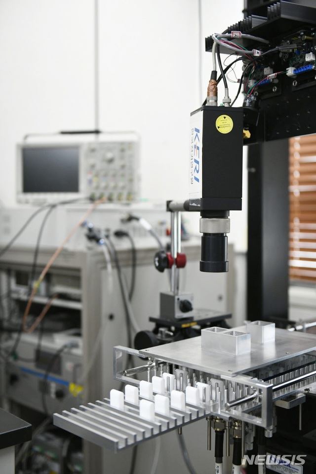 【창원=뉴시스】 홍정명 기자= 한국전기연구원 김대호 박사 연구팀이 개발한 '마이크로파 유도가열 열처리 기기'.2019.05.15.(사진=한국전기연구원 제공)&nbsp; photo@newsis.com