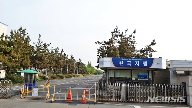  【군산=뉴시스】고석중 기자 = 지난해 5월 폐쇄된 한국지엠 군산공장이 15일, 전기자동차 생산을 목표로 하는 MS컨소시엄과 본계약을 체결하면서 매각을 성사시켰다. 이모솔컨설팅회사의 주관으로 이뤄진 이날 행사에는 한국지엠과 세종공업, MS오토택, 명신산업 등이 참여로 이뤄졌다. 2019.05.15.&nbsp; k9900@newsis.com 