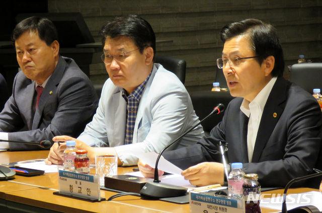 【대전=뉴시스】조명휘 기자 = 자유한국당 황교안(오른쪽) 대표가 15일 오전 대전 유성구 국가핵융합연구소를 방문해 연구소 관계자들과 간담회를 하고 있다. 2019.05.15. photo@newsis.com 