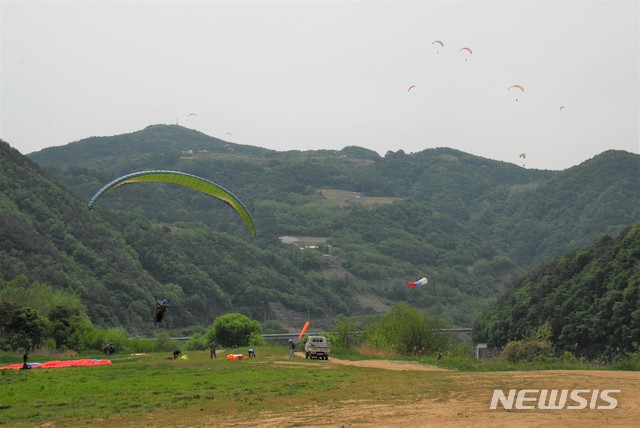 【단양=뉴시스】이병찬 기자 = 충북 단양군 가곡면 두산활공장 패러글라이딩 착륙장.(사진=뉴시스DB)