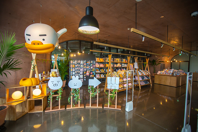 카카오가 15일 제주도 본사 스페이스닷원 1층에 연 265m² 규모의 문화복합공간 '카카오프렌즈 스토어@제주'