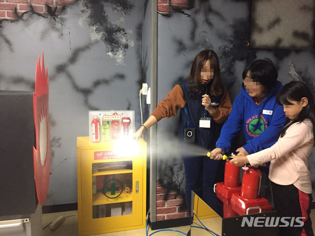 【서울=뉴시스】 동작구 재난구호소 체험 캠프 프로그램 중 화재 진압체험을 하고 있는 모습. 2019.05.15. (사진=동작구 제공)