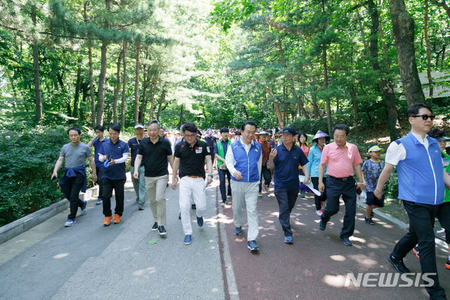 【서울=뉴시스】 노현송 구청장(가운데 파란옷)이 신록축제에서 주민들과 함께 숲속을 걸으며 대화를 나누고 있다. 2019.05.15. (사진=강서구 제공)