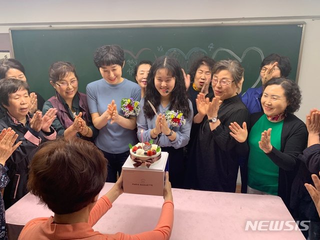 【서울=뉴시스】고가혜 기자 = 스승의 날인 15일 서울 마포구 일성여자중고등학교에서 사은회가 열렸다. 학생들이 교사 송세인(30)씨에게 사은 행사를 열어주고 있다. 2019.0515 