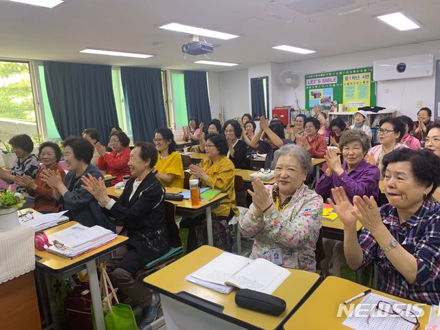 【서울=뉴시스】고가혜 기자 = 스승의 날인 15일 서울 마포구 일성여자중고등학교에서 사은회가 열렸다. 1학년4반 교실에서 학생들이 선생님께 감사를 전하고 있다. 2019.05.15 