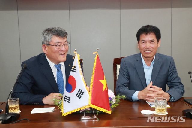  【예천=뉴시스】 김진호 기자 = 트랜 덕 퐌(오른쪽) 베트남 문화체육관광부 차관보가 15일 양궁·육상 훈련시설 점검차 경북 예천군을 방문해 김학동 예천군수와 환담하고 있다. 2019.05.15 (사진=예천군 제공) photo@newsis.com