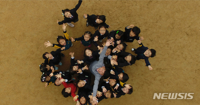 【창원=뉴시스】 강경국 기자 = 한국교원단체총연합회가 주최한 사진 공모전에서 대우초등학교 김영준 교사의 '아이들과 느껴보는 봄의 따뜻한 사랑' 작품(사진)이 금상을 수상한 가운데 상금을 진주 한 아파트 방화·살인사건 피해자 지원 성금으로 기탁한 것으로 15일 확인돼 잔잔한 감동을 주고 있다. 2019.05.15.photo@newsis.com