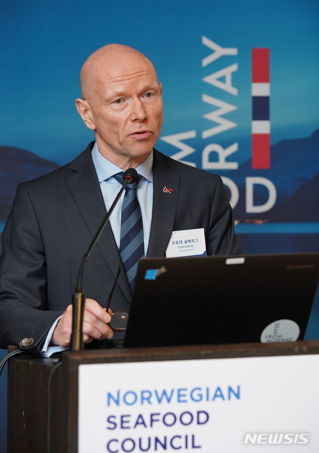 【서울=뉴시스】15일 서울 플라자호텔에서 개최된 2019 노르웨이수산물위원회 기자간담회에서 프로데 술베르그 (Frode Solberg) 주한 노르웨이대사가 개회사를 진행하고 있다. 2019.5.15(사진=노르웨이수산물위원회 제공) photo@newsis.com