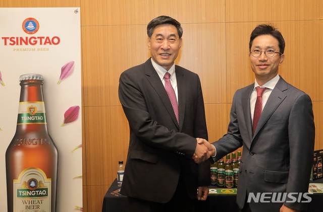 【서울=뉴시스】수입주류 전문 유통기업 비어케이는 지난 14일 서울 인터컨티넨탈서울코엑스에서 칭따오맥주유한공사와 상호 협력을 위한 업무협약(MOU)을 체결했다. 칭따오맥주유한공사 황커싱 회장(왼쪽)과 비어케이 이영석 대표이사가 MOU 체결 후 기념사진을 촬영하고 있다. 2019.5.15(사진=비어케이 제공) photo@newsis.com