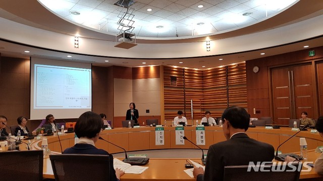 【서울=뉴시스】여성가족부는 15일 오후 2시 서울 서초구 서울지방조달청에서 가족 호칭을 주제로 한 제2차 가족포럼을 열었다. 여성가족부는 이르면 올 하반기 가족 호칭에 대한 대안을 마련해 국민캠페인을 진행할 예정이다. 2019.05.15. nowest@newsis.com
