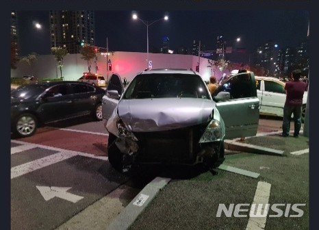 【인천=뉴시스】 김민수 기자 =15일 오후 인천 송도에서 초등학생들을 태운 차량과 승합 차량이 충돌한 가운데 승합 차량이 파손된 채 도로에 서있다. 2019.05.15. (사진=독자 제공)&nbsp; kms0207@newsis.com 