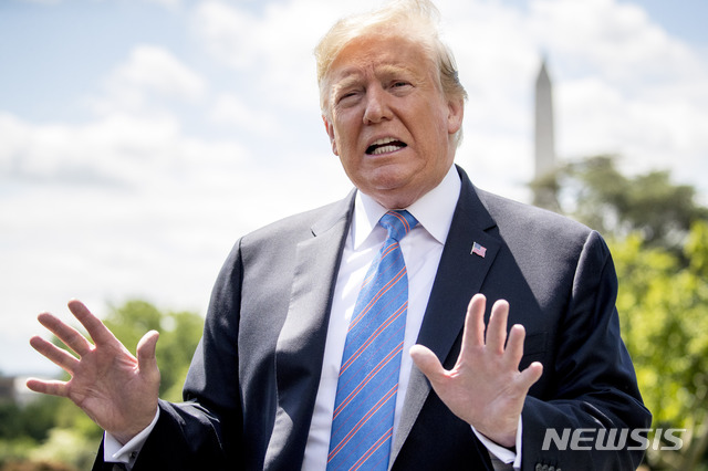 【워싱턴=AP/뉴시스】도널드 트럼프 미국 대통령이 14일(현지시간) 워싱턴 백악관에서 기자들의 질문에 답하고 있다. 트럼프 대통령은 이날 루이지애나 주를 방문했다. 2019.05.15 