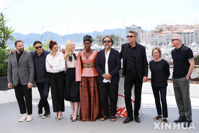 왼쪽부터 지오르고스 란디모스, 엔키 비라르, 앨리스 로르와처, 엘 패닝, 마우모나 느다예, 알레한드로 곤살레스 이냐리투, 파베우 파블리코프스키, 켈리 레이차트, 로뱅 캉피요