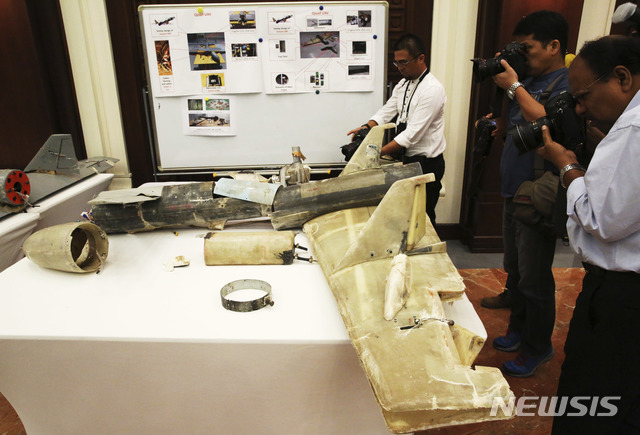 【아부다비=AP/뉴시스】예멘 후티 반군의 드론들이 14일(현지시간) 사우디아라비아 원유시설 2곳을 폭격했다. 사진은 2018년 6월 19일 아랍에미리트 아부다비 기자회견에서 아랍연합군이 예멘에서 수거해왔다는 이란산 카테프 드론이 공개되고 있는 모습. 2019.05.15